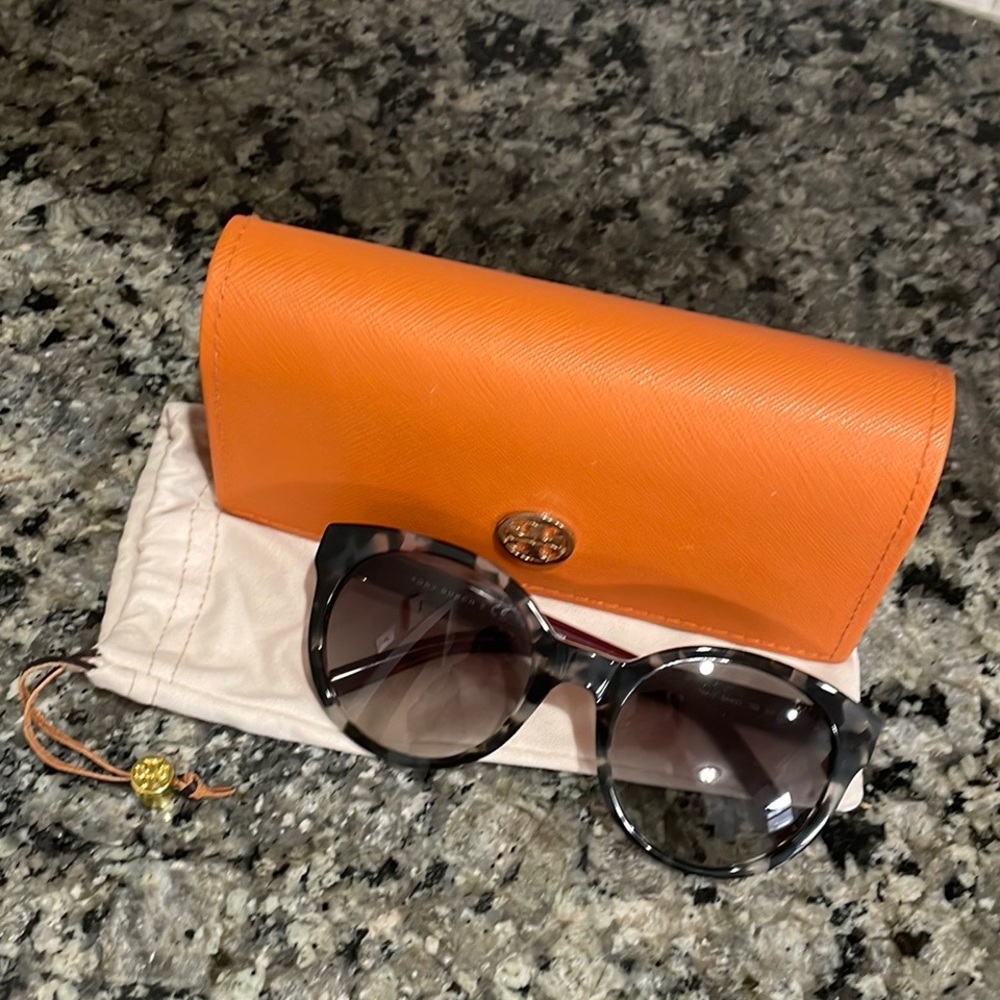 Tory Burch Caroline TY 7079 sunglasses excellent condition